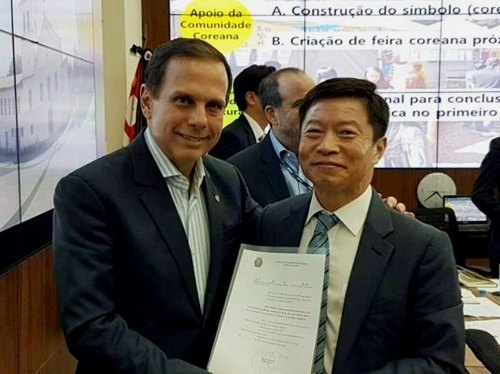 Sao Paulo's Mayor Joao Doria (L) and South Korean Consul General in Sao Paulo Hong Young-jong pose with a document designating August 15 as "Korean Culture Day" during their meeting on April 7, 2017, in this photo released by the South Korean Consulate General in the Brazilian city. (Yonhap)