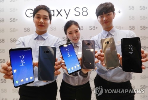 Models pose with Samsung Electronics Co.'s latest high-end smartphone, the Galaxy S8, during a media day at the company's headquarters in Seoul on April 13, 2017. The device features various innovative biometric technologies, such as a face recognition scanner and a smart voice assistance program named Bixby. (Yonhap)