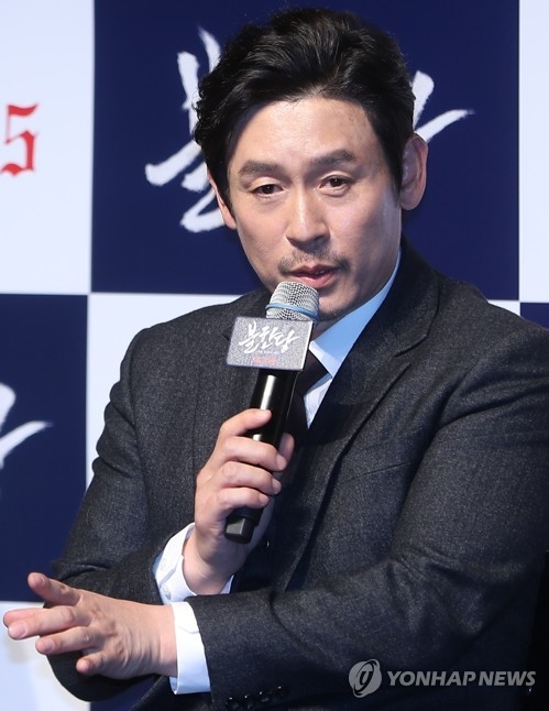 Actor Seol Kyung-gu speaks during a news conference for "The Merciless" at the CGV theater-Apgujeong in southern Seoul on April 19, 2017. (Yonhap)