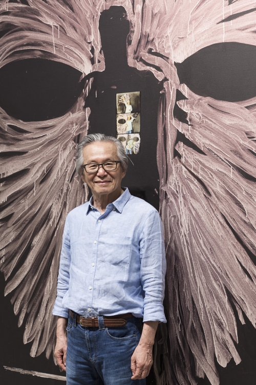 The undated photo provided by Leeahn Gallery in Seoul shows South Korean artist Lee Kun-yong posing for the camera. (Yonhap)