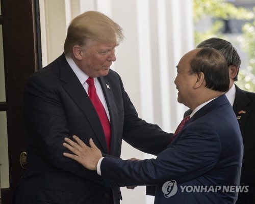 U.S. President Donald Trump shakes hands with Vietnamese Prime Minister Nguyen Xuan Phuc at the White House on May 31. (UPI-Yonhap)