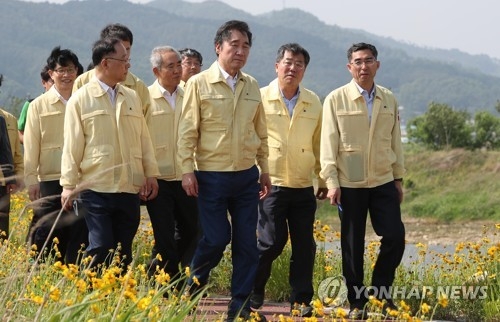 Prime Minister Lee Nak-yon (front) visits a site damaged by drought in Anseong, south of Seoul, on June 1, 2017. (Yonhap)