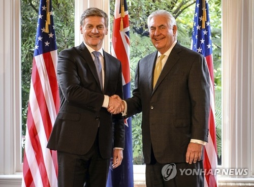 .S. Secretary of State Rex Tillerson (R) shakes hands with New Zealand Prime Minister Bill English in Wellington on June 6. (AP-Yonhap)