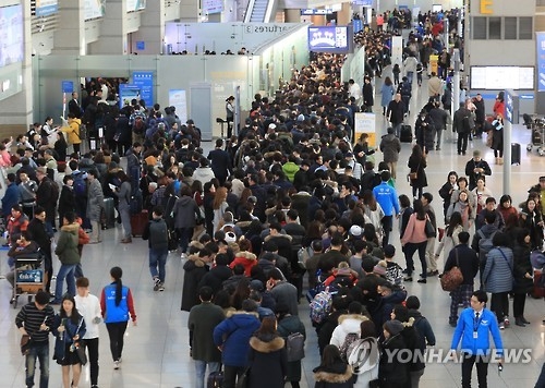 This file photo taken on Jan. 27, 2017, shows the departure lounge of Incheon International Airport, west of Seoul, packed with tourists on the Lunar New Year's holiday. (Yonhap)