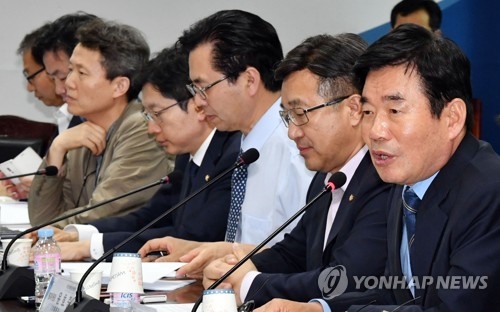 Kim Jin-pyo (R), chairman of the State Affairs Policy Planning Committee, speaks at a briefing in Seoul on June 8, 2017. (Yonhap)