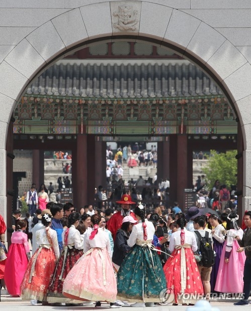 Gyeongbok Palace, the main royal palace of the Joseon Dynasty in downtown Seoul, is crowded with tourists on May 18, 2017. (Yonhap)