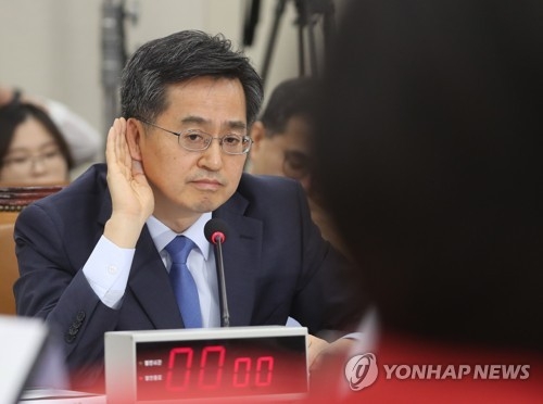 Kim Dong-yeon, nominee for deputy prime minister for economic affairs, leans in to listen to a question from a lawmaker during his confirmation hearing at the National Assembly in Seoul on June 7, 2017. (Yonhap)