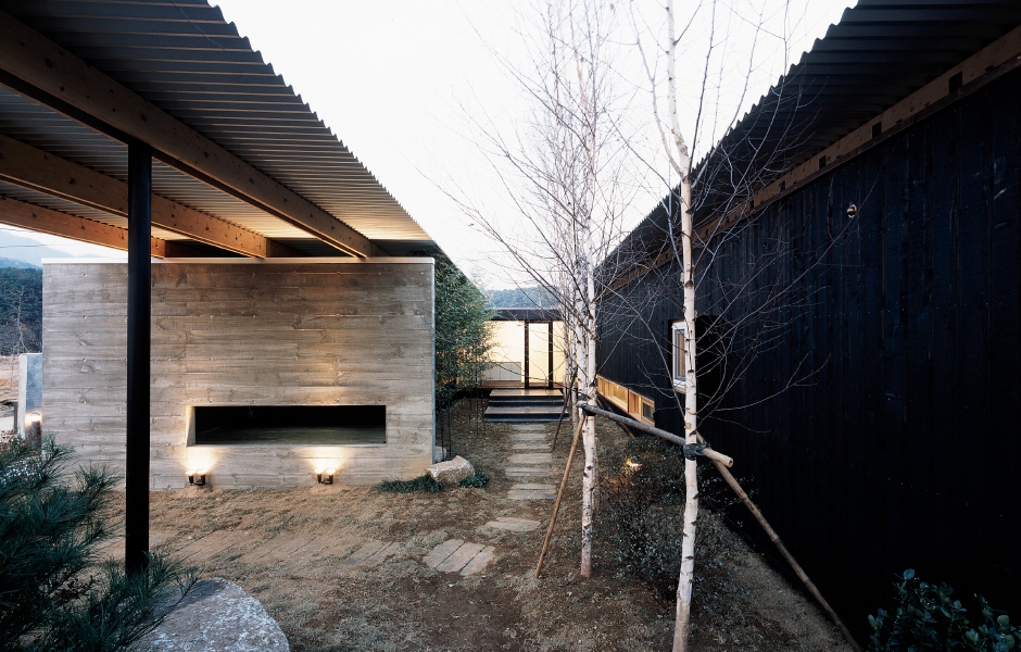 This photo provided by BCHO Architects Associates shows U-shaped House in Yangpyeong, Gyeonggi Province. (Yonhap)