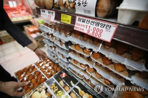 A tray containing 30 eggs is sold for 11,000 won (US$9.79) at an outlet in Seoul on June 9, 2017, as an unseasonal avian influenza hits the nation, causing the mass culling of chickens and ducks. (Yonhap) 