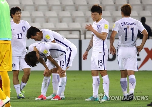 South Korean players react to their 3-2 loss to Qatar in the teams' World Cup qualifying match at Jassim Bin Hamad Stadium in Doha on June 13, 2017. (Yonhap)