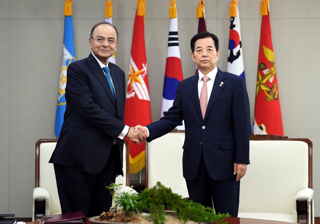South Korean Defense Minister Han Min-koo (R) shakes hands with his Indian counterpart Arun Jaitley in their meeting in Seoul on June 14, 2017 in this photo provided by Han's ministry. (Yonhap) 