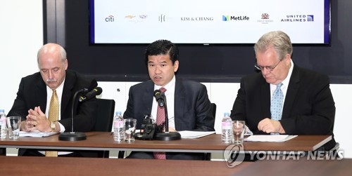 Former and current heads of the American Chamber of Commerce in South Korea hold a joint news conference in Seoul about their recent trip to the U.S. on June 14, 2017. From left is David Ruch, former head of the American Chamber of Commerce; James Kim, chairman of the American Chamber of Commerce and CEO of GM Korea; and Jeffrey Jones, former chairman of the American Chamber of Commerce. (Yonhap) 
