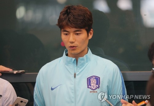South Korean men's football captain Ki Sung-yueng speaks to reporters at Incheon International Airport on June 14, 2017, after returning from a 3-2 loss to Qatar in Doha in a World Cup qualifying match. (Yonhap)