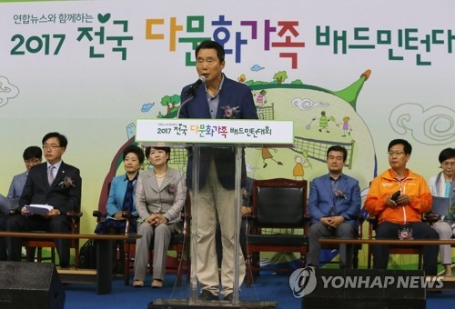 Shim Soo-hwa, managing director for marketing at Yonhap News Agency, reads out a message from Yonhap's CEO Park No-hwang, at the opening of a badminton tournament in Goyang, Gyeonggi Province, on June 17, 2017. (Yonhap)