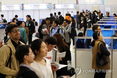 This file photo, taken on April 28, 2017, shows job-seeking foreigners attending a recruitment exposition in Seoul. (Yonhap) 
