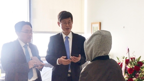 This provided photo shows South Korean Consul General in Los Angeles Lee Key-cheol (C) meeting with a South Korean woman at a hospital in Placentia, California, on June 20, 2017. The woman was robbed and beaten at a Placentia hotel. (Yonhap) 