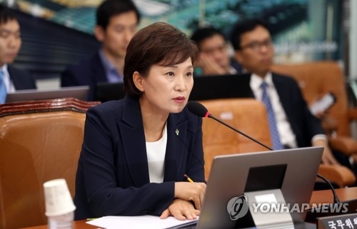 This photo, taken on June 15, 2017, shows then minister-nominee Kim Hyun-mee answering questions in her confirmation hearing at the National Assembly. The incumbent lawmaker from the ruling Democratic Party was officially appointed the new Minister of Land, Infrastructure and Transport on June 21, 2017. (Yonhap)