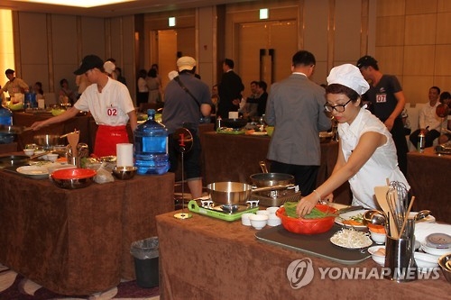 In this 2015 file photo, contestants take part in the preliminary round of a culinary competition on Korean cuisine in Hanoi. The competition was organized by the South Korean Embassy in Hanoi. (Yonhap) 