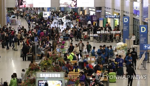 This photo, taken April 14, 2017, shows South Korean people on their way to travel overseas at Incheon International Airport. (Yonhap)