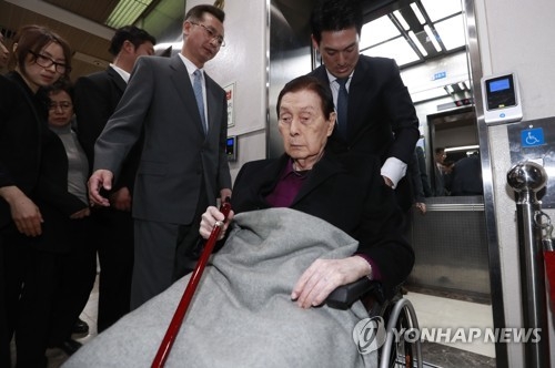 In this file photo taken March 20, 2017, Shin Kyuk-ho, founder of South Korea's fifth-largest business group Lotte, arrives at a court in a wheelchair for questioning in Seoul. The trial began on the day for Shin and his family members who are accused of embezzlement and breach of trust. (Yonhap)