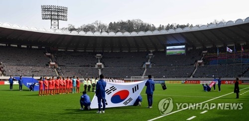 South Korea's national flag is held at a qualifier of the 2018 Women's Asian Cup between South Korea and North Korea at Kim Il-sung Stadium in Pyongyang on April 7, 2017. (Yonhap)