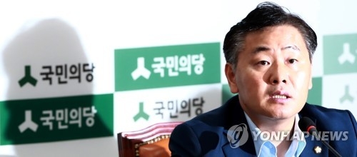 Rep. Kim Kwan-young, the head of the People's Party's fact-finding team into a fake allegation against President Moon Jae-in, speaks during a party meeting at the National Assembly on July 3, 2017. (Yonhap)