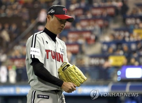 In this file photo taken on April 13, 2017, Yoon Ji-woong of the LG Twins leaves the mound in the bottom fifth in a Korea Baseball Organization game against the NC Dinos at Masan Stadium in Changwon, South Gyeongsang Province. (Yonhap)