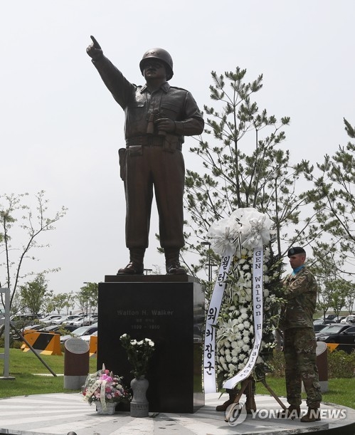 The U.S. Eighth Army unveils a statue of Gen. Walton H. Walker in front of its new Camp Humphreys headquarters in Pyeongtaek, Gyeonggi Province, on July 11, 2017. (Yonhap) 
