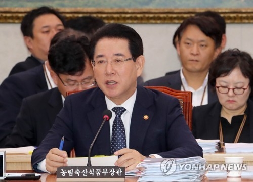Agriculture Minister Kim Young-rok speaks during a parliamentary audit at the National Assembly on Oct. 12, 2017. (Yonhap)