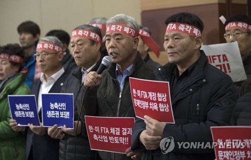 Kim Hong-kil, the chief of the national Korean beef association, speaks during a press briefing to oppose the renegotiation of the free trade agreement with the United States, ahead of a public hearing held at the Convention and Exhibition Center in southern Seoul on Dec. 1, 2017. (Yonhap)
