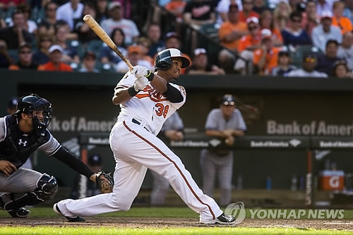In this EPA file photo taken Sept. 12, 2014, Jimmy Paredes of the Baltimore Orioles hits a game-winning double against the New York Yankees in the bottom of the 11th inning of their Major League Baseball regular season game at Oriole Park at Camden Yards in Baltimore. Paredes signed with the Doosan Bears in the Korea Baseball Organization on Dec. 1, 2017. (Yonhap)