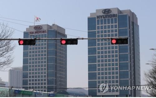 In this undated file photo, a traffic light turns red on a street near Hyundai Motor Group's headquarters in southern Seoul. (Yonhap)