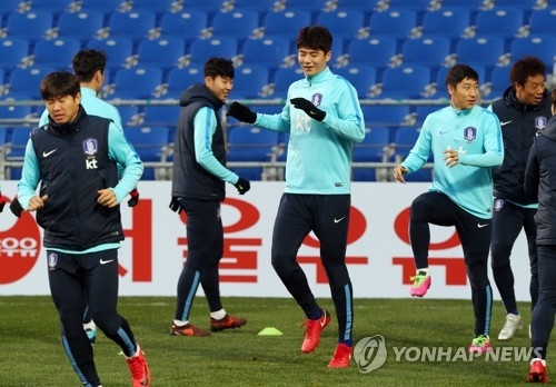 In this file photo taken on Nov. 13, 2017, South Korea national football team captain Ki Sung-yueng (C) trains with teammates at Munsu Football Stadium in Ulsan. (Yonhap)