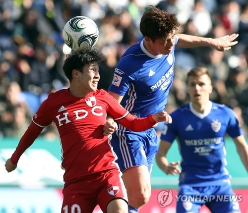 Ulsan Hyundai midfielder Kim Sung-hwan (R) vies for the ball against Busan IPark forward Park Jun-tae during the second leg of the Korea Football Association Cup final at Munsu Football Stadium in Ulsan on Dec. 3, 2017. (Yonhap)