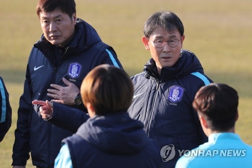 In this file photo taken Nov. 27, 2017, South Korea women's national football team head coach Yoon Duk-yeo (R) speaks to his players during training at the National Football Center in Paju, north of Seoul. (Yonhap) 