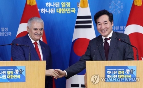 South Korean Prime Minister Lee Nak-yon shakes hands with Turkish Prime Minister Binali Yildirim after a joint news conference in Seoul on Dec. 6, 2017. (Yonhap)