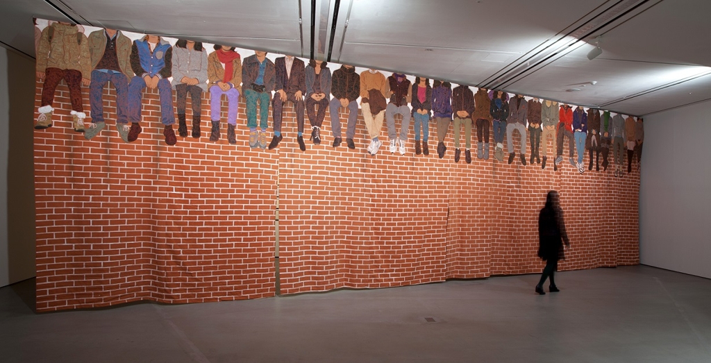 This photo provided by Hakgojae Gallery in Seoul on Dec. 6, 2017, shows artist Lee Woo-sung's "People Sitting on Top of a Red Brick Wall." (Yonhap)