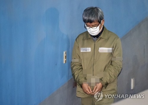 Nam Sang-tae, former chief of Daewoo Shipbuilding & Marine Engineering Co., enters the Seoul Central District Court on Dec. 7, 2017, to attend his sentencing trial. (Yonhap) 