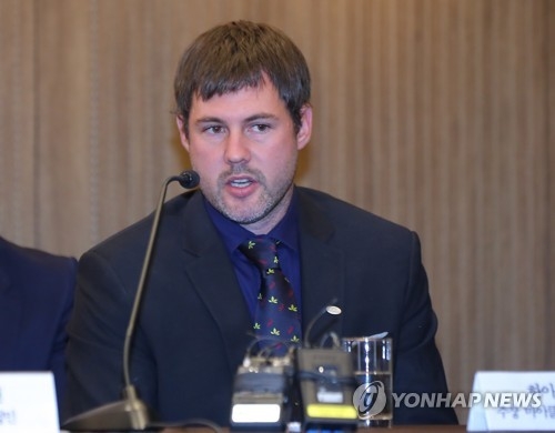 In this file photo taken on Aug. 28, 2017, Michael Swift, captain of High1 in the Asia League Ice Hockey, speaks at a press conference during the league's preseason media day in Seoul. (Yonhap)