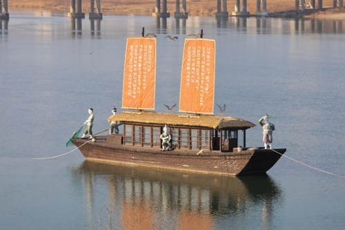 This file photo shows a model Hwangpo Sailboat on the Namhan River in Yeoju, Gyeonggi Province. (Yonhap)