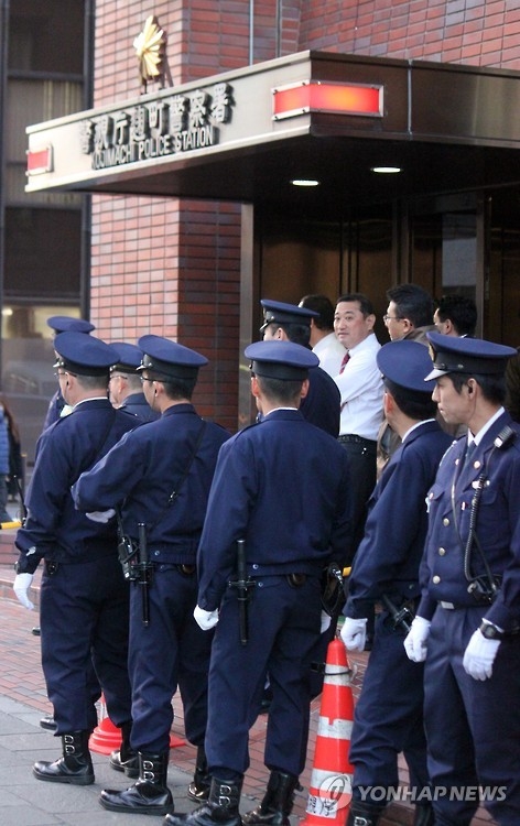 This file photo, dated Dec. 9, 2015, shows police officers standing guard in front of the Kojimachi Police Station in Tokyo's Chiyoda Ward, where a South Korean man was in custody for a suspected bombing at a public restroom at Tokyo's Yasukuni Shrine. The shrine is seen as a symbol of Japan's militarist past by neighboring Asian countries. (Yonhap)