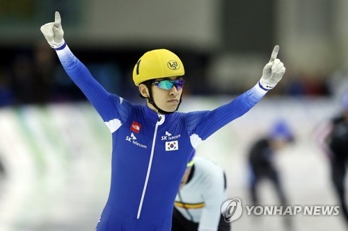 In this Associated Press photo taken on Dec. 9, 2017, South Korea's Lee Seung-hoon celebrates his victory in the men's mass start at the International Skating Union World Cup Speed Skating in Salt Lake City, Utah. (Yonhap)