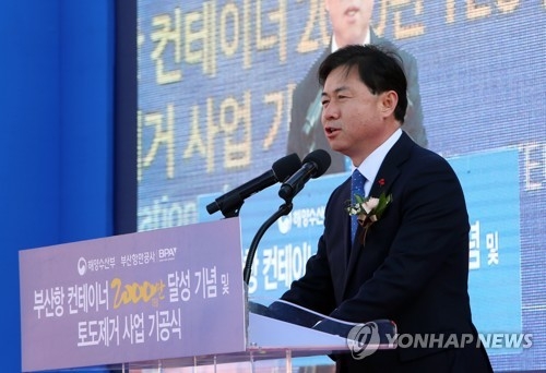 Kim Young-choon, minister of oceans and fisheries, speaks during an event held at Hanjin Shipping's container terminal in Busan, the nation's largest port city on the southeastern coast, on Dec. 26, 2017. (Yonhap)