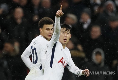 In this Associated Press photo, Son Heung-min of Tottenham Hotspur (R) celebrates his equalizer against West Ham during the clubs' English Premier League match at Wembley Stadium in London on Jan. 4, 2018. (Yonhap)
