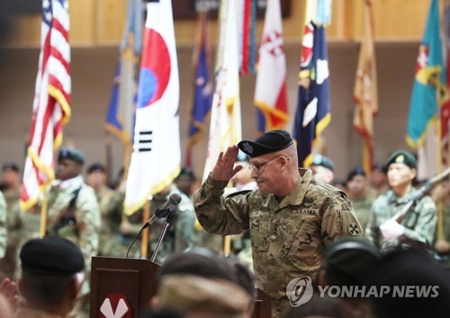 Lt. Gen. Michael A. Bills, new commander of the Eighth Army, salutes after making an inauguration speech at Camp Humphreys on Jan. 5, 2018. (Joint Press Corps-Yonhap)