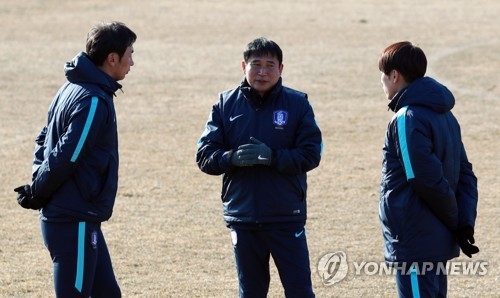 South Korea under-23 national football team head coach Kim Bong-gil (C) speaks with his assistants at the National Football Center in Paju, north of Seoul, on Jan. 5, 2018. (Yonhap)