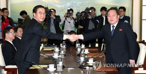 This photo, taken by the Joint Press Corps on Jan. 9, 2018, shows South Korea's chief delegate Cho Myoung-gyon (L) shaking hands with his North Korean counterpart Ri Son-gwon before holding South and North Korea's high-level talks. (Yonhap)
