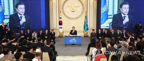 The file photo, taken Aug. 17, 2017, shows President Moon Jae-in (C) speaking in a press conference at his office Cheong Wa Dae in Seoul that marked his first 100 days in office. (Yonhap)