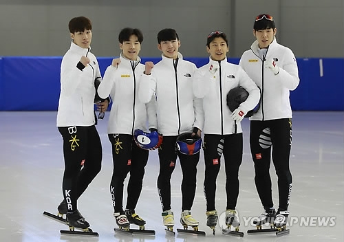 South Korea's male short track skaters Hwang Dae-heon (L), Seo Yi-ra (2nd from L), Lim Hyo-jun (C), Kwak Yoon-gy (2nd from R), and Kim Do-kyoum (R) pose for a photo at Jincheon National Training Center in Jincheon, some 90 kilometers south of Seoul, on Jan. 10, 2018. (Yonhap)