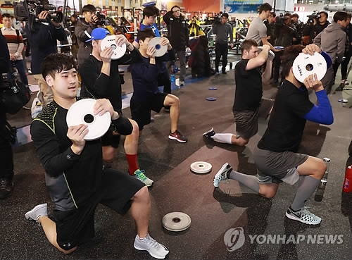 South Korean men's hockey players train during an open house event at the Jincheon National Training Center in Jincheon, North Chungcheong Province, on Jan. 10, 2018. (Yonhap)